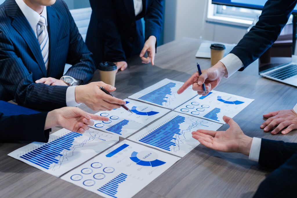 資料を指差すビジネスパーソン