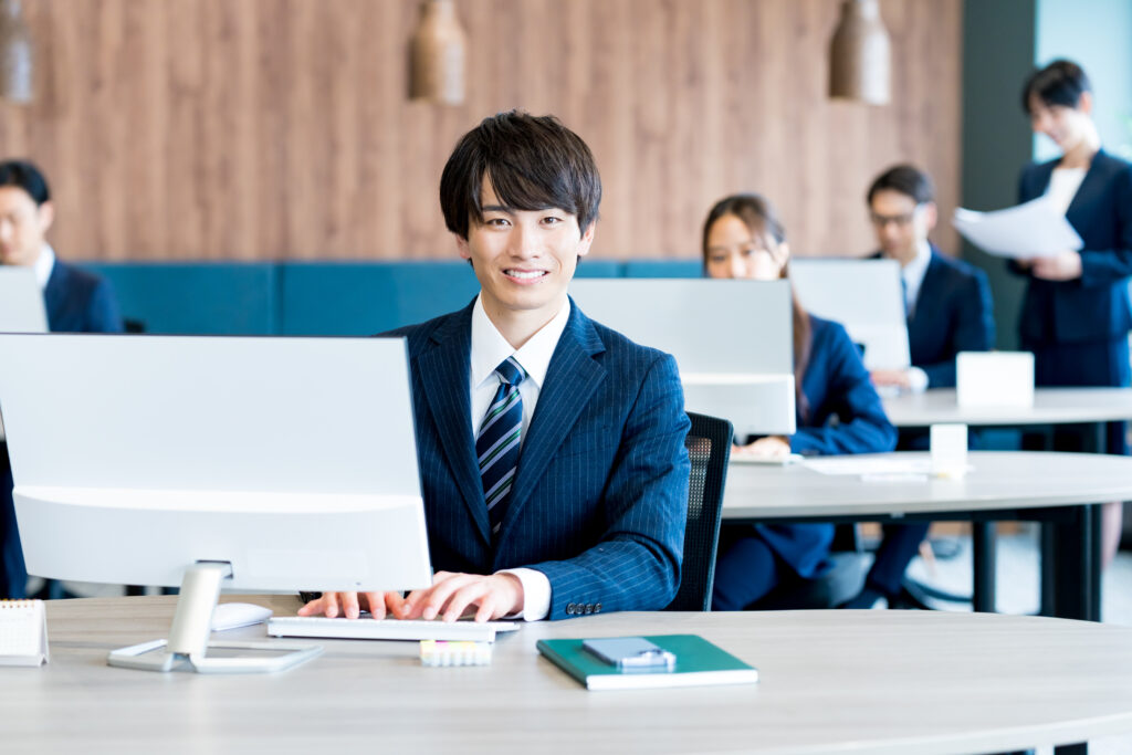 オフィスで働く若いビジネスマン