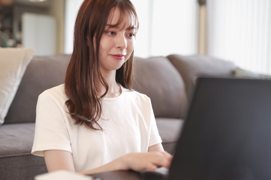リビングでパソコンを操作する女性