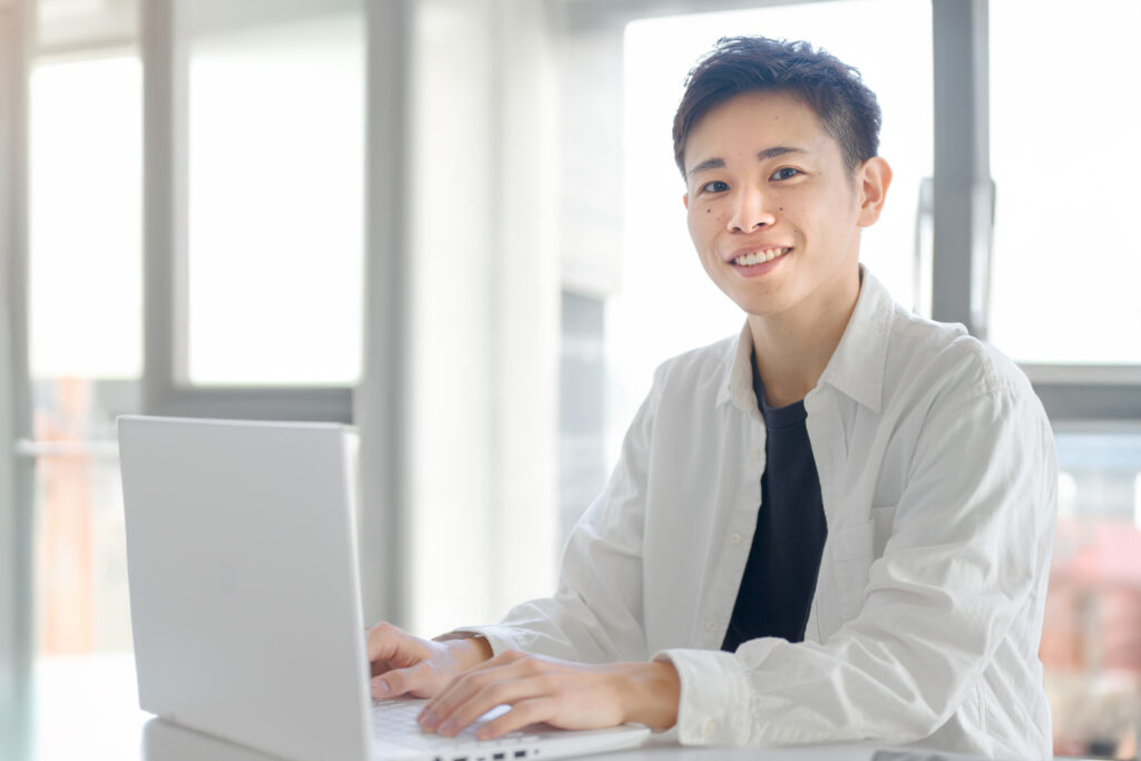 私服の男性とPC