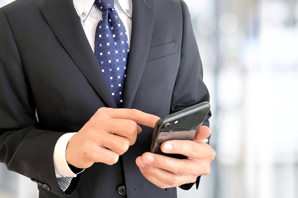 スマホを持つビジネスマン