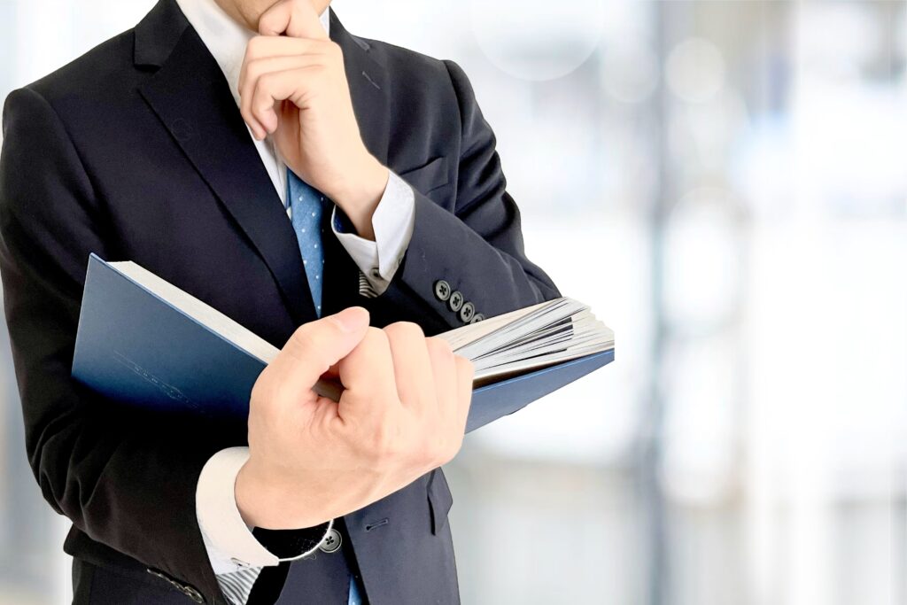 本を読むビジネスマン