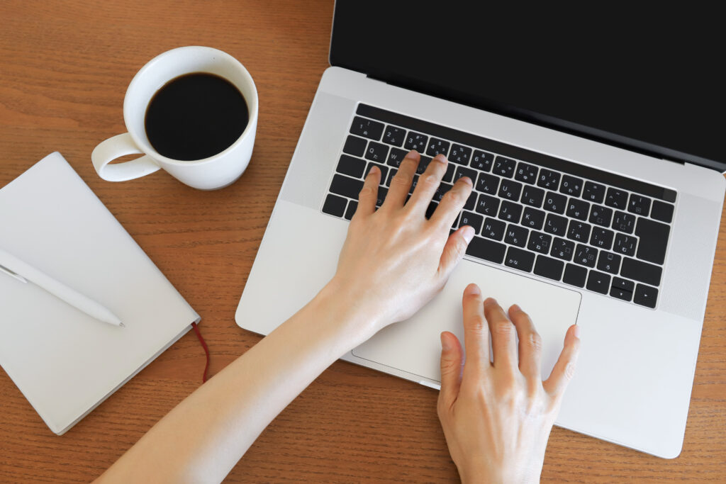 パソコンを使って仕事をする手元