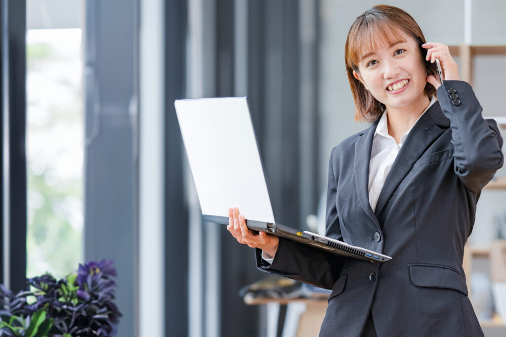笑顔で電話するビジネスウーマン