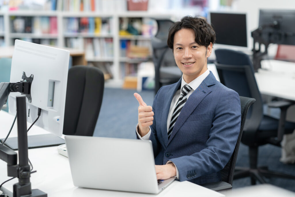 オフィスで仕事をする若いビジネスマン