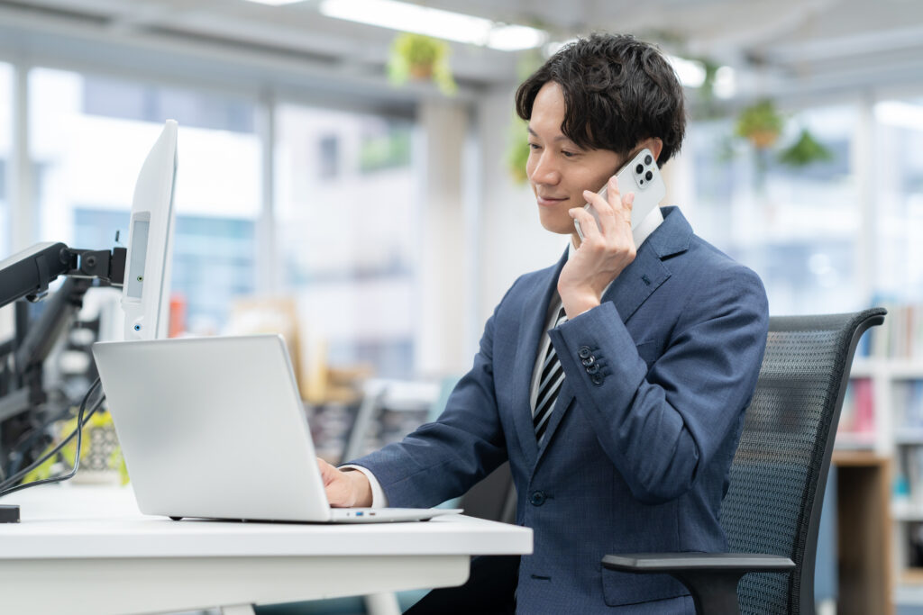 オフィスで仕事をする若いビジネスマン