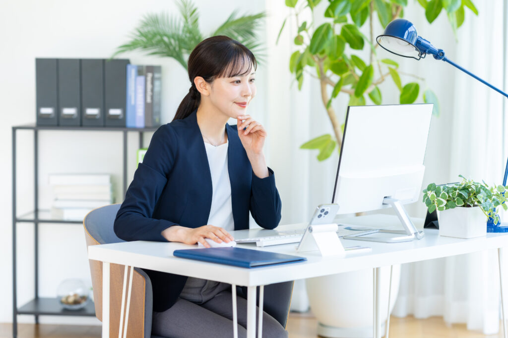 オフィスで働くビジネスウーマン