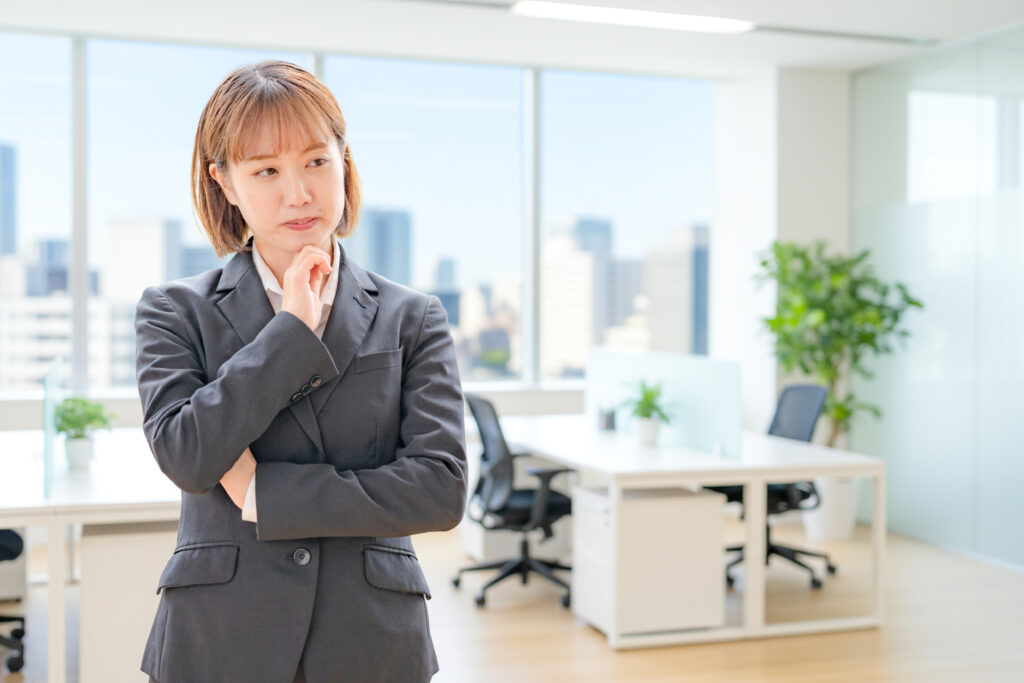 悩むビジネスウーマン