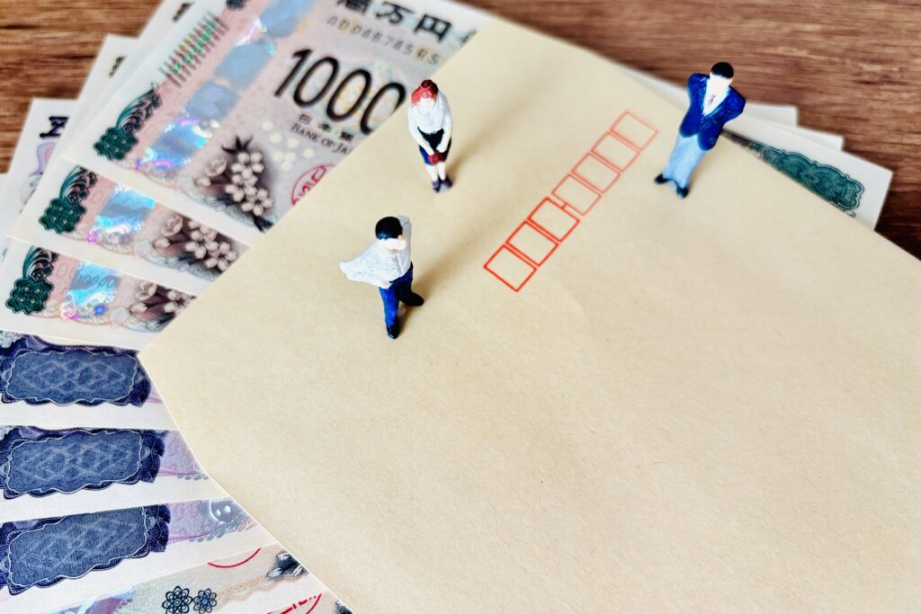 現金と封筒とビジネスマン