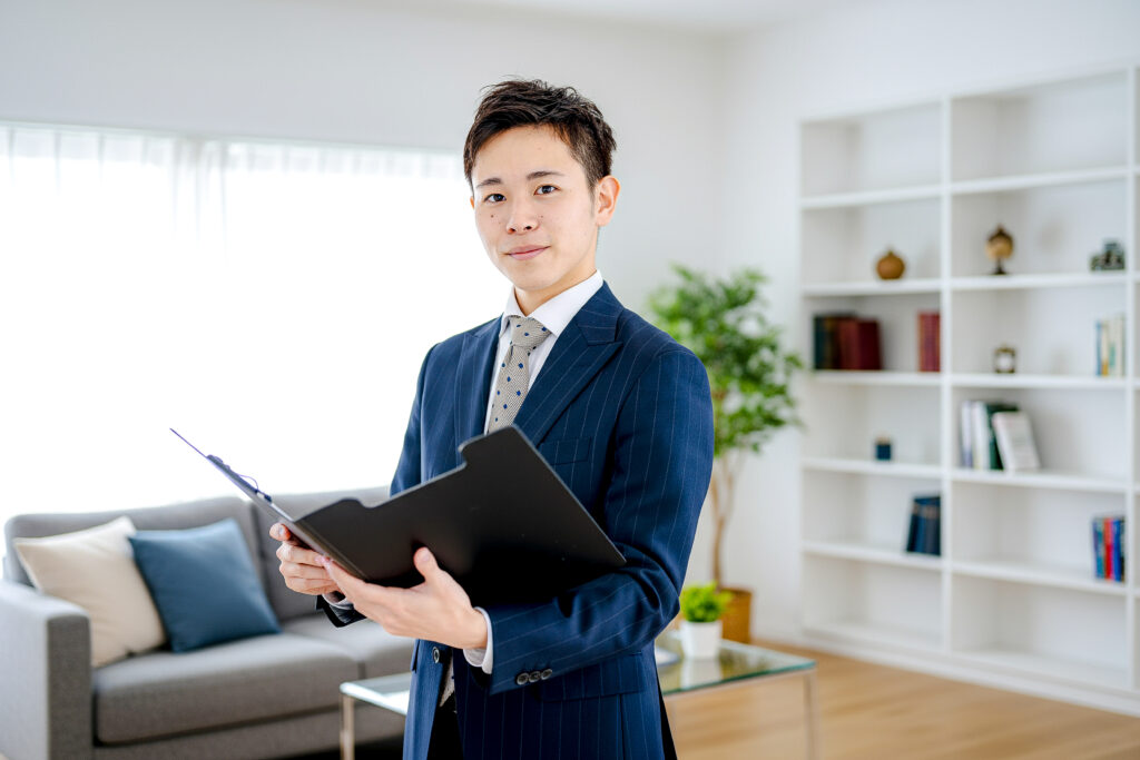 家で資料を持つビジネスマン
