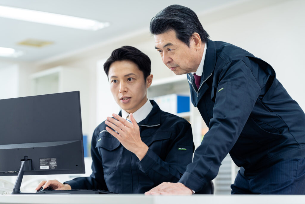 オフィスで働くエンジニア