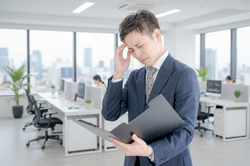 悩むビジネスマン