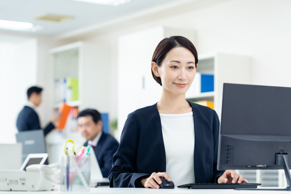 オフィスで働くビジネスウーマン