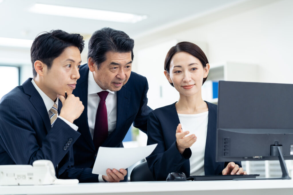 オフィスで働くビジネスマン