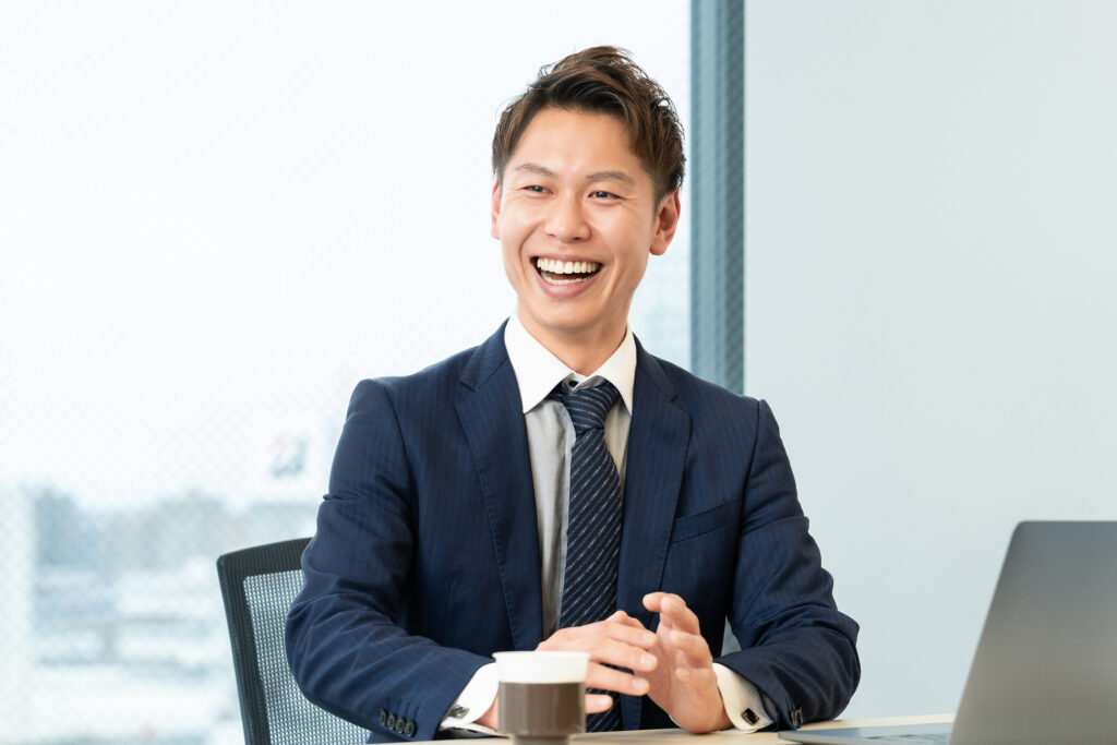 笑顔で対話をする男性ビジネスマン
