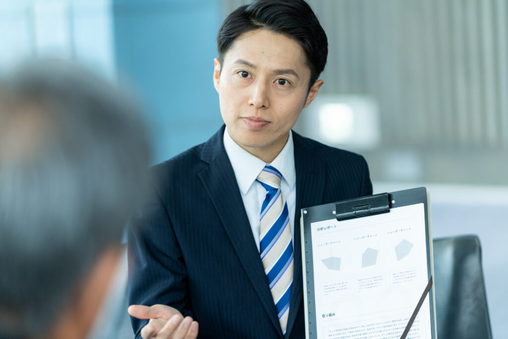 打ち合わせするビジネスマン