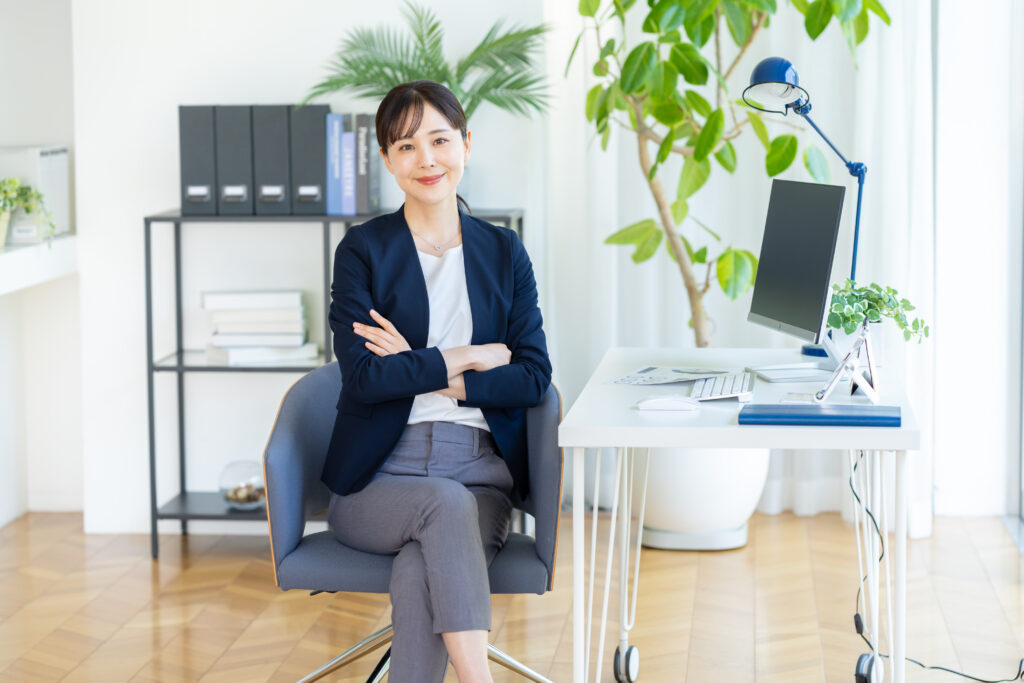 オフィスで働くビジネスウーマン
