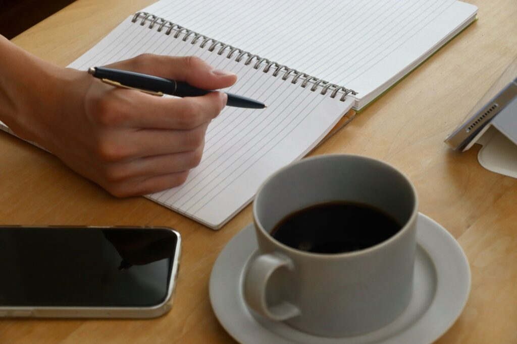 ペンを持つ男性 デスクワークイメージ