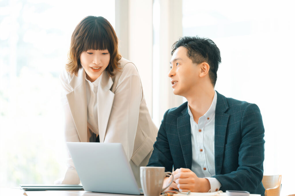 ミーティングをする男女2人