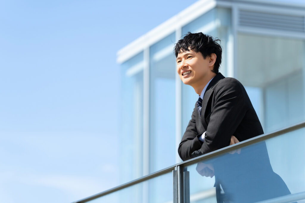 遠くを眺める男性ビジネスマン