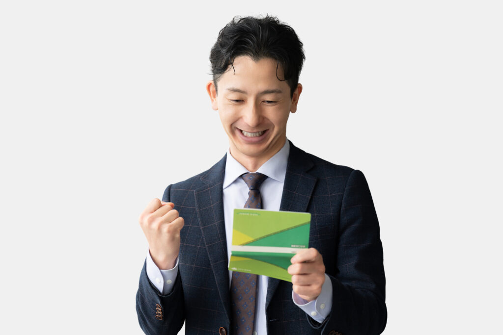 通帳を見て喜ぶ男性ビジネスマン