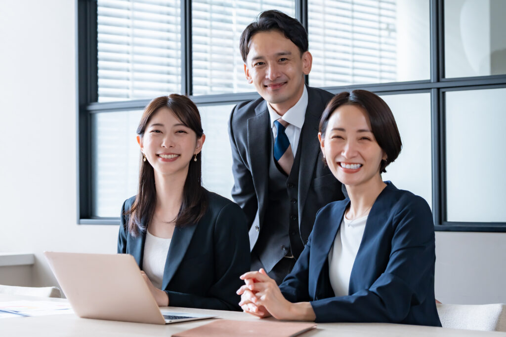 カメラ目線のビジネスマン