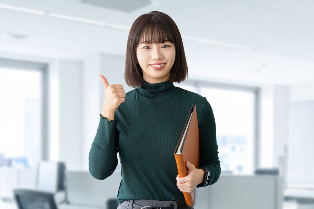 いいねのポーズをする若いビジネスウーマン