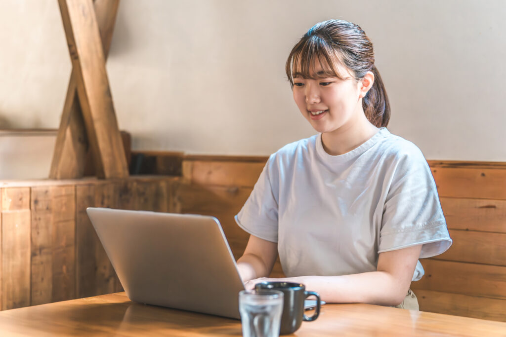 カフェで仕事をする女性