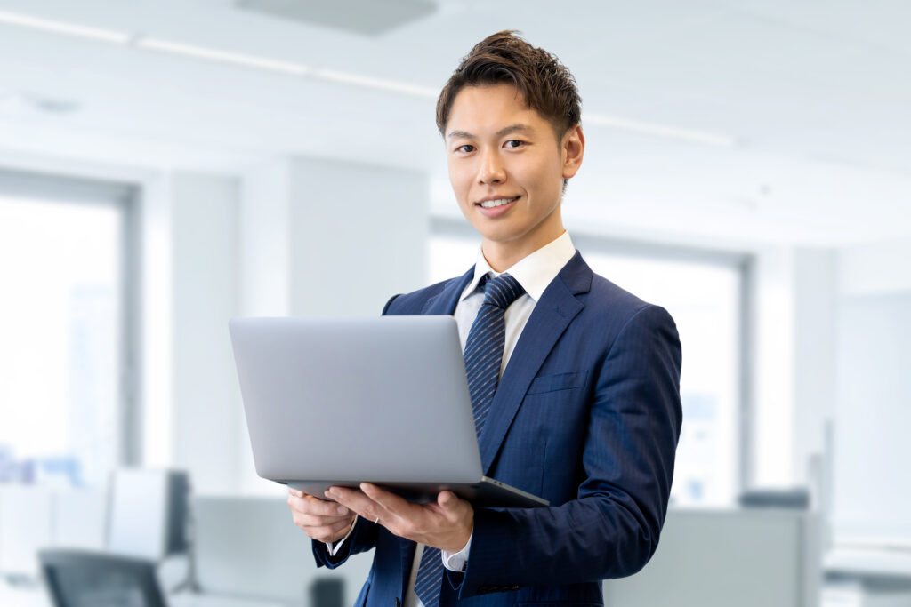 ノートパソコンを持つ男性ビジネスマン