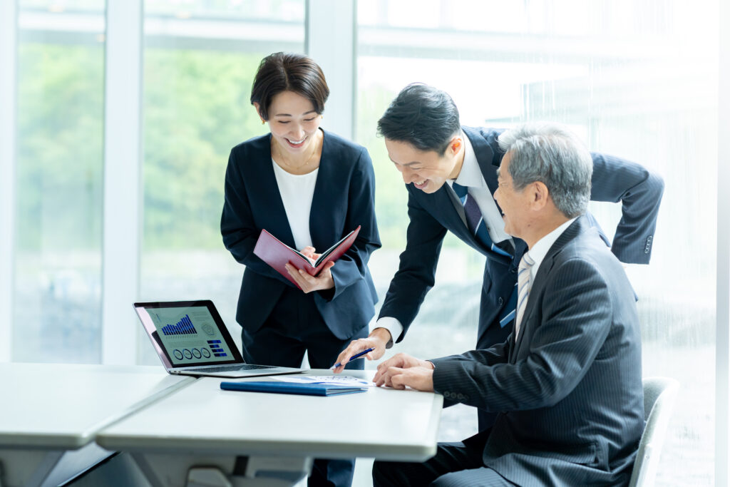 打ち合わせするビジネスマン