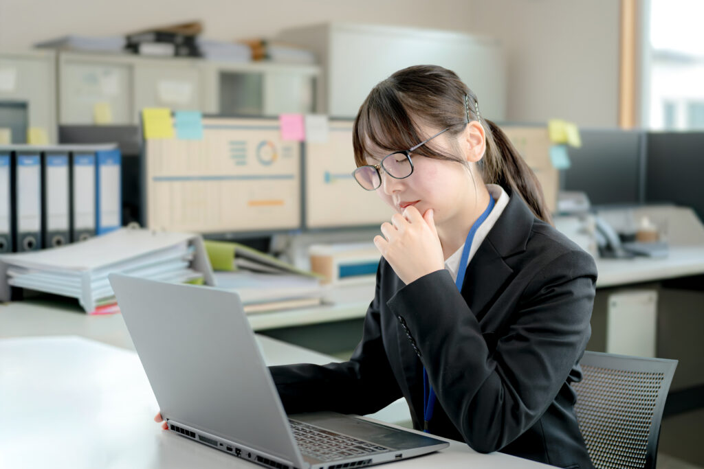 PCと考える女性