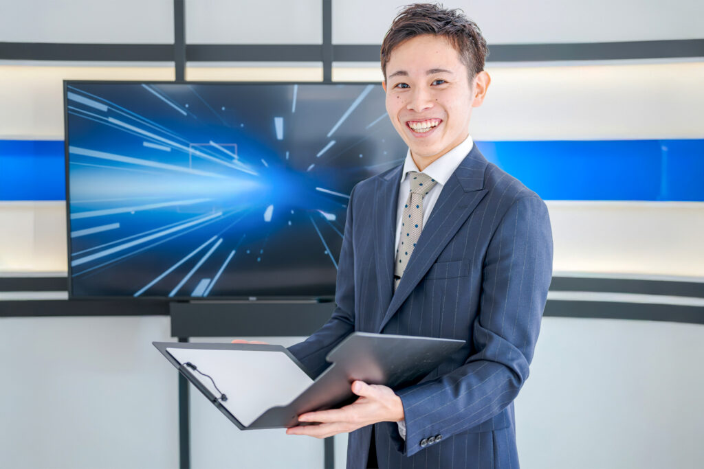 笑顔で伝える男性