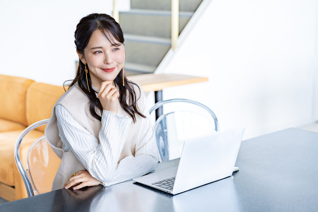 パソコン仕事をする女性