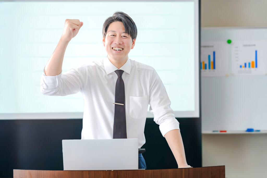発表する男性