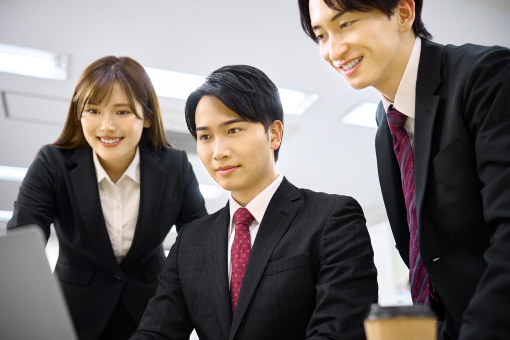 パソコンで打ち合わせするチーム 同僚