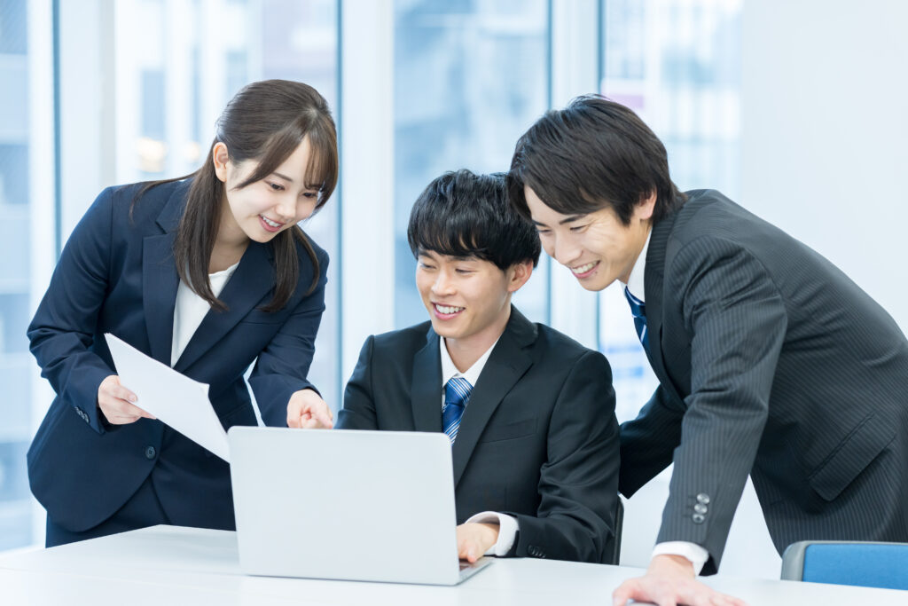 打ち合わせする若いビジネスマン