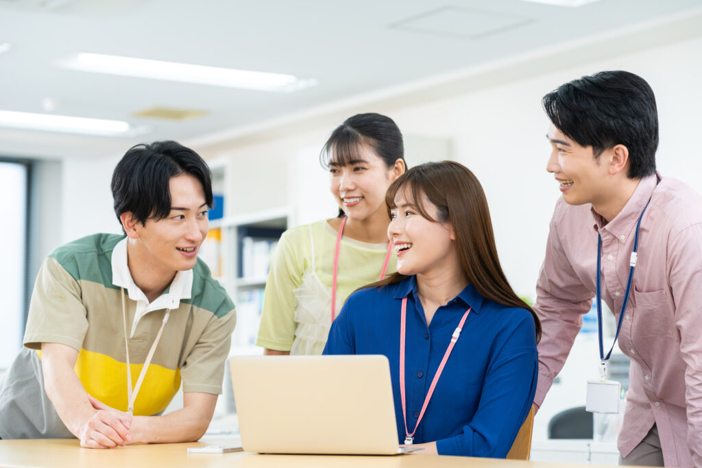 オフィスで働く若いエンジニア