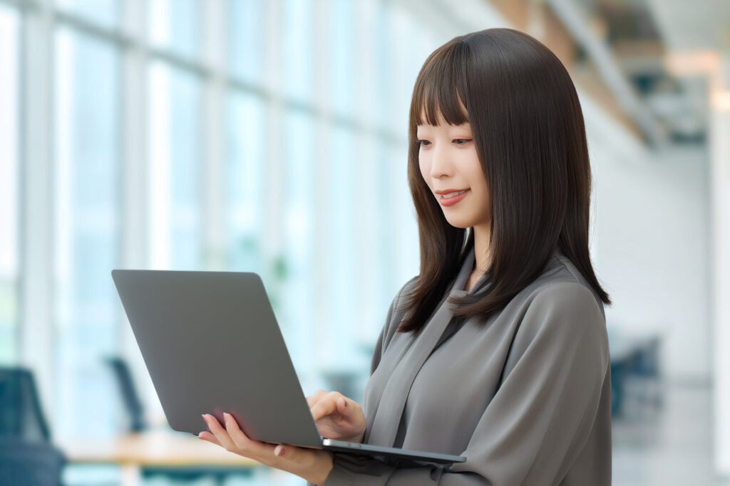 パソコンを使う女性・ビジネスウーマン