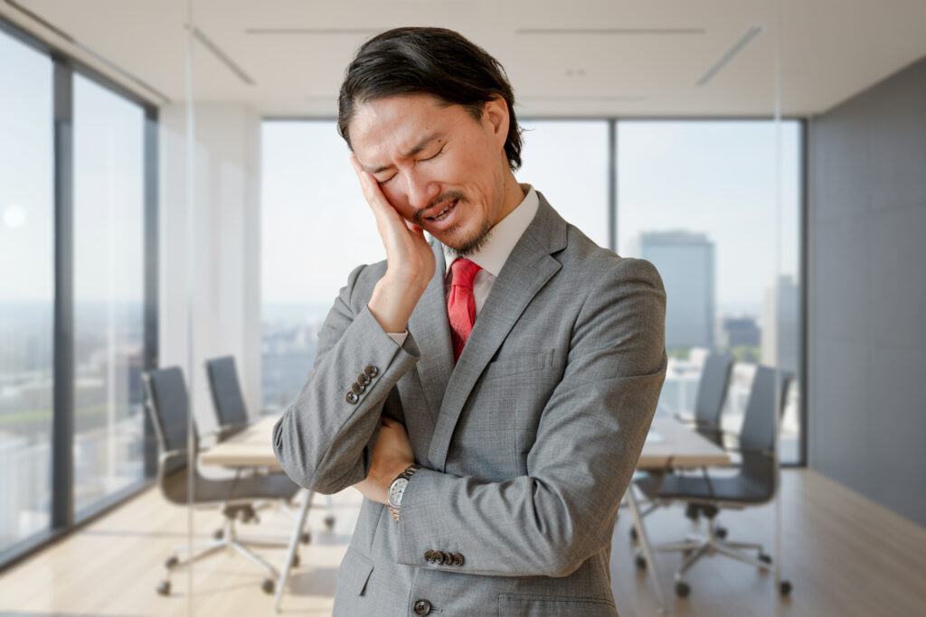 悩むビジネスマン