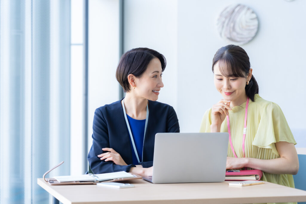 オフィスで仕事をするビジネスウーマン