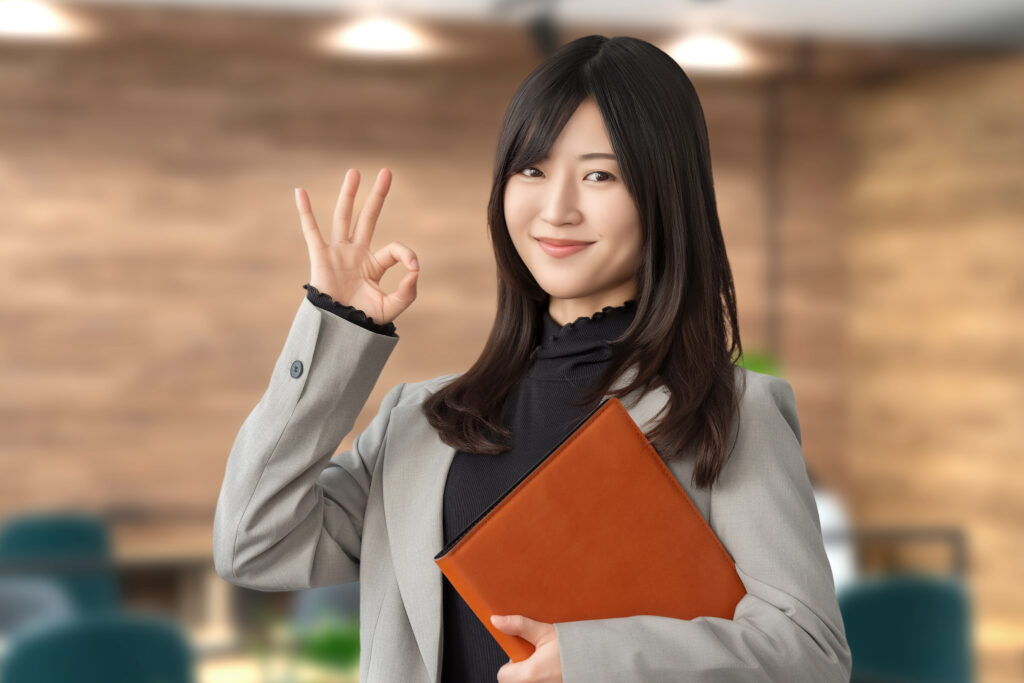 OKポーズをする女性