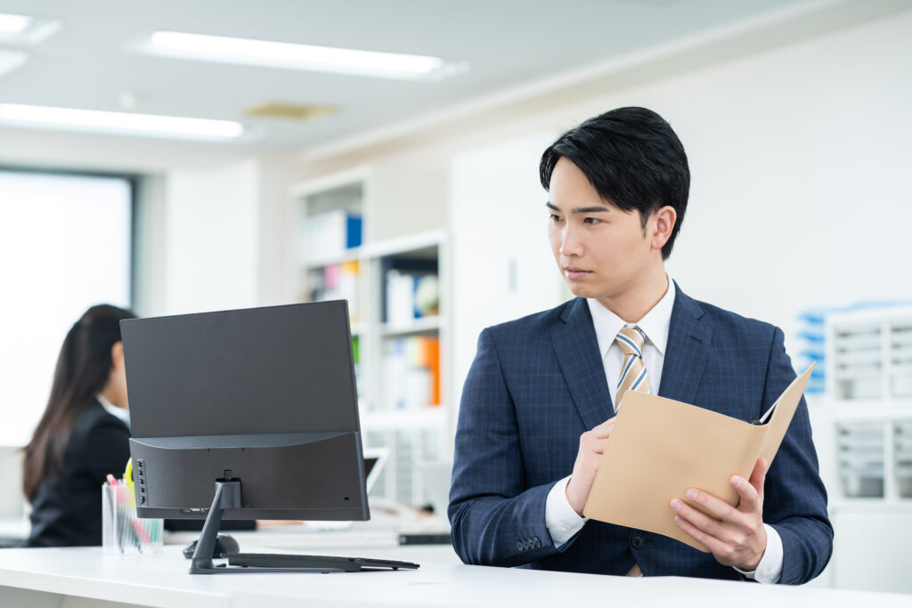 オフィスで働くビジネスマン