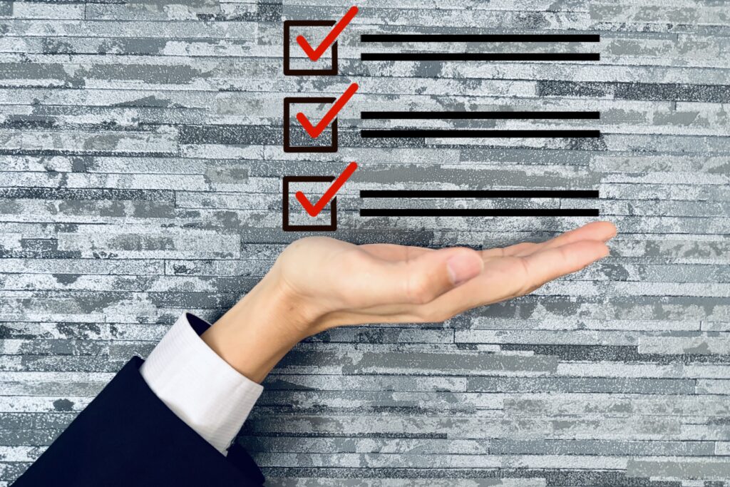 チェックリストとビジネスマンの手