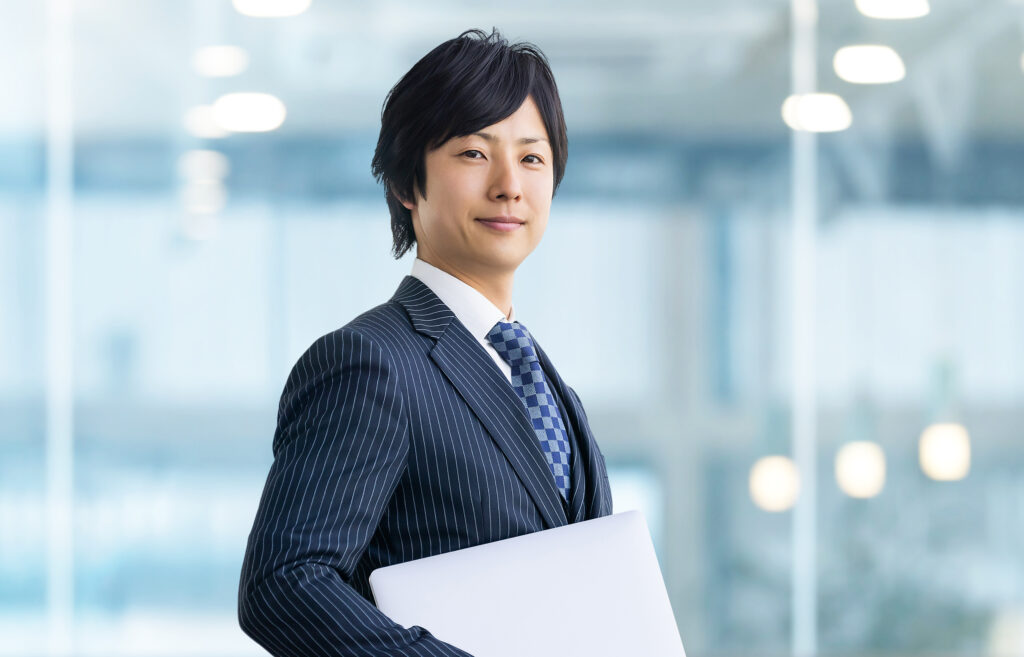 ノートパソコンを持つ男性ビジネスマン