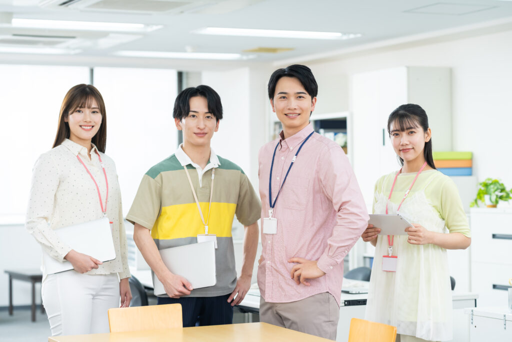 オフィスで働く若いエンジニア