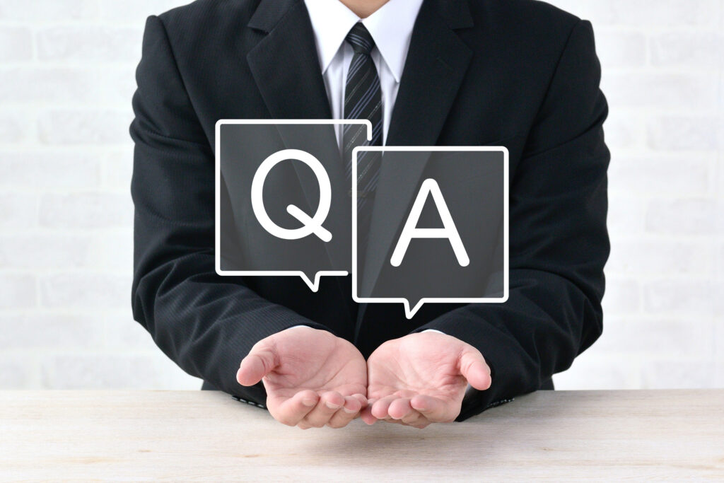  キューアンドエーの文字を包むビジネスマン