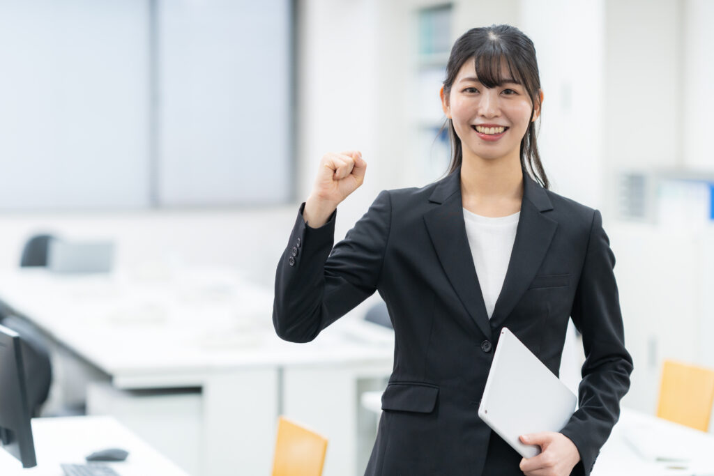 オフィスで仕事をするビジネスウーマン