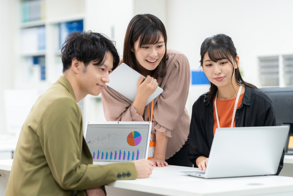 オフィスで会議をする男女のエンジニア