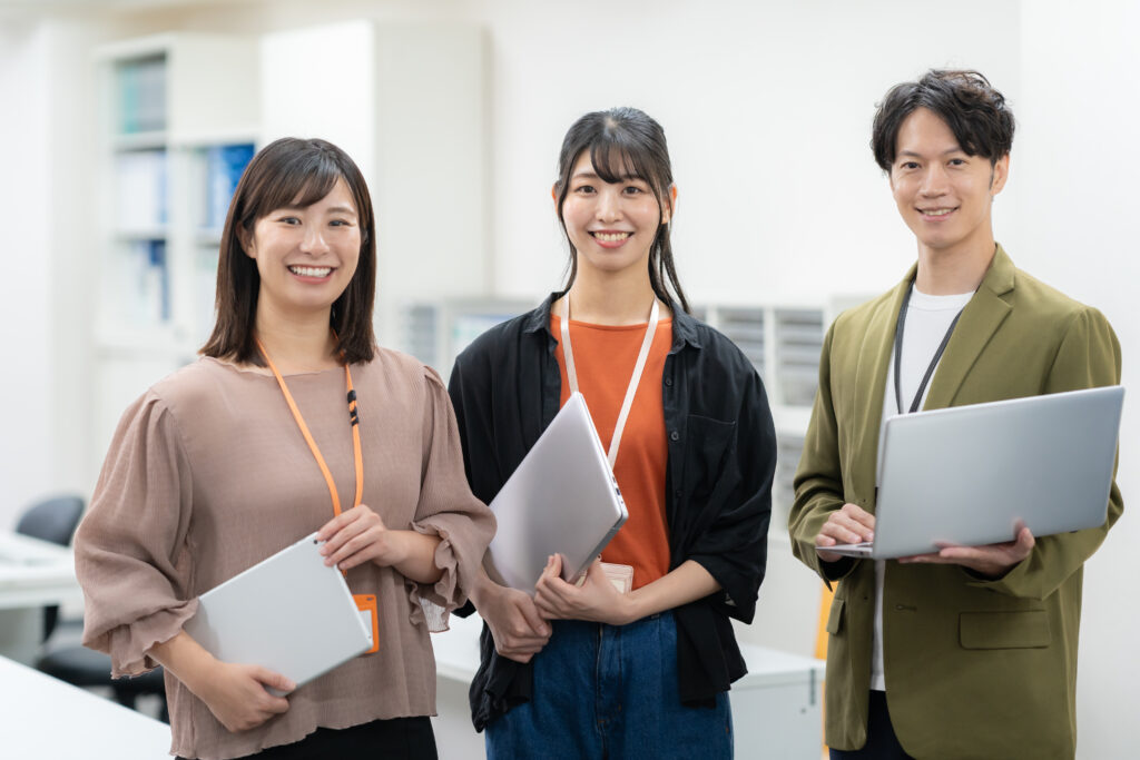 オフィスで会議をする男女のエンジニア