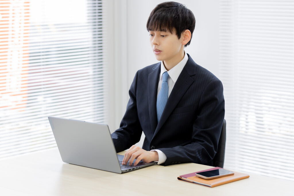 パソコンを使うビジネスマン